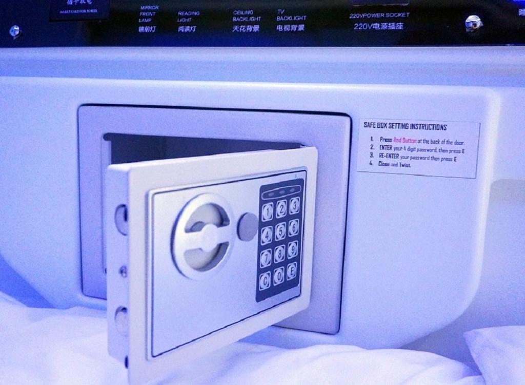 Time Capsule Hotel George Town Exteriör bild