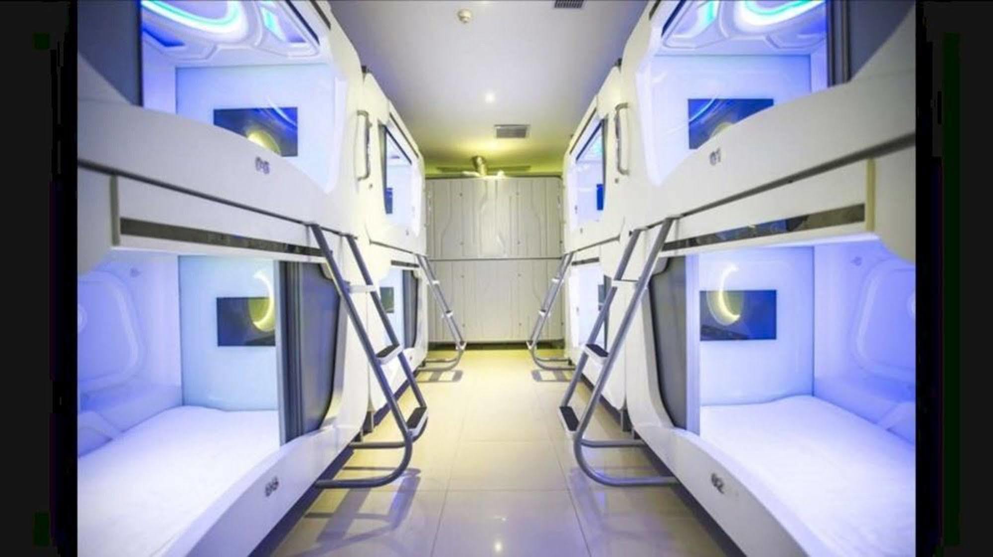 Time Capsule Hotel George Town Exteriör bild