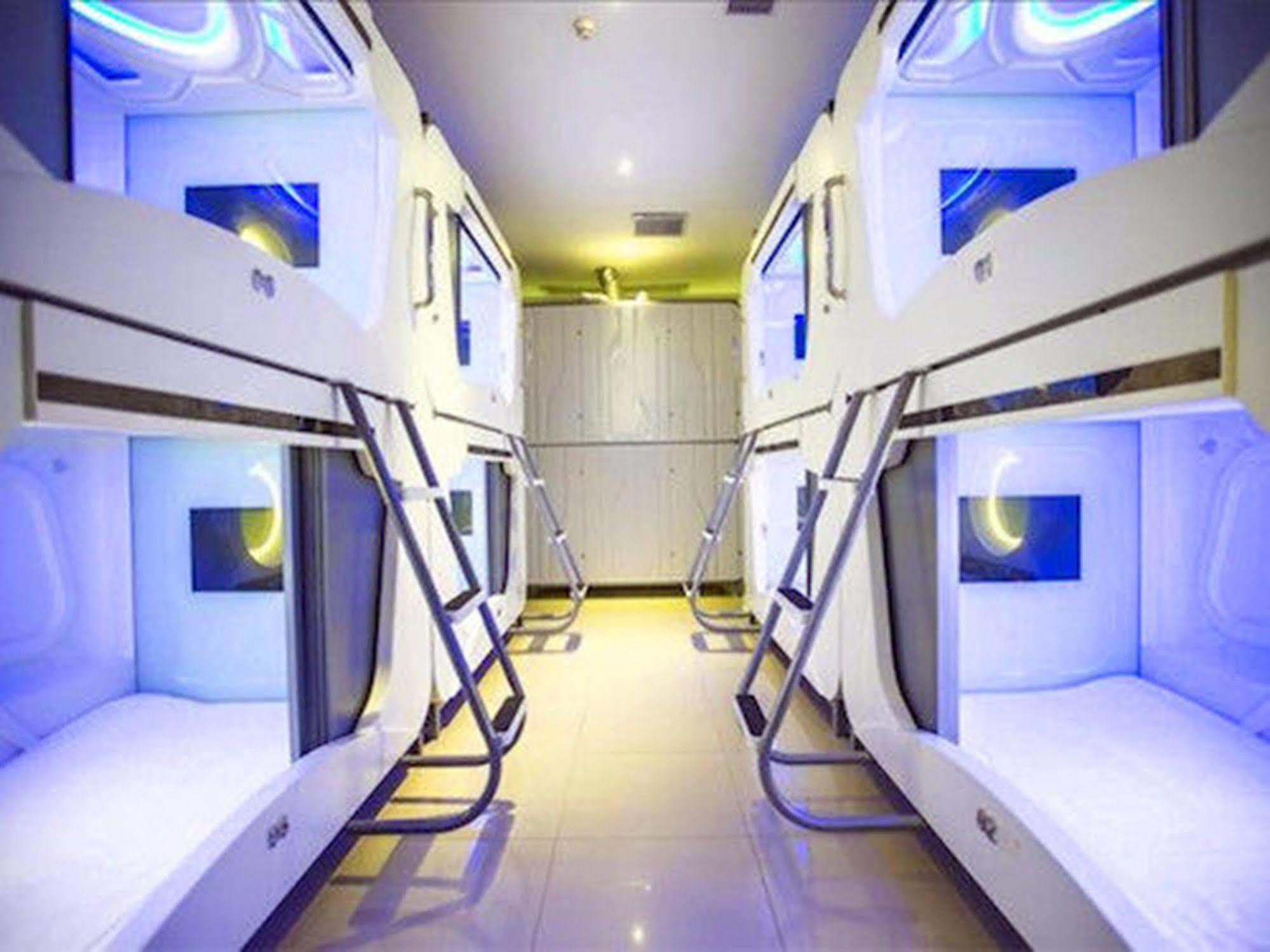 Time Capsule Hotel George Town Exteriör bild