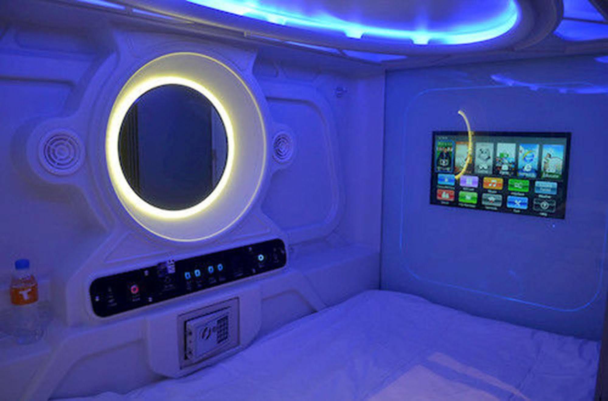Time Capsule Hotel George Town Exteriör bild